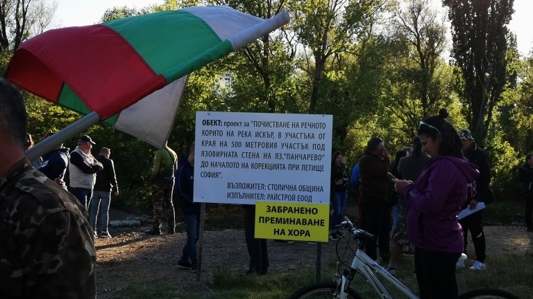 Столична община покрива добив на баластра като почистване на река Искър